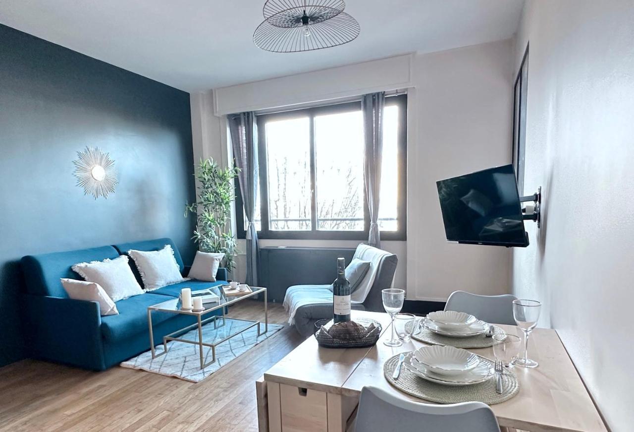 Stylish Apartment With A Balcony In Париж Экстерьер фото
