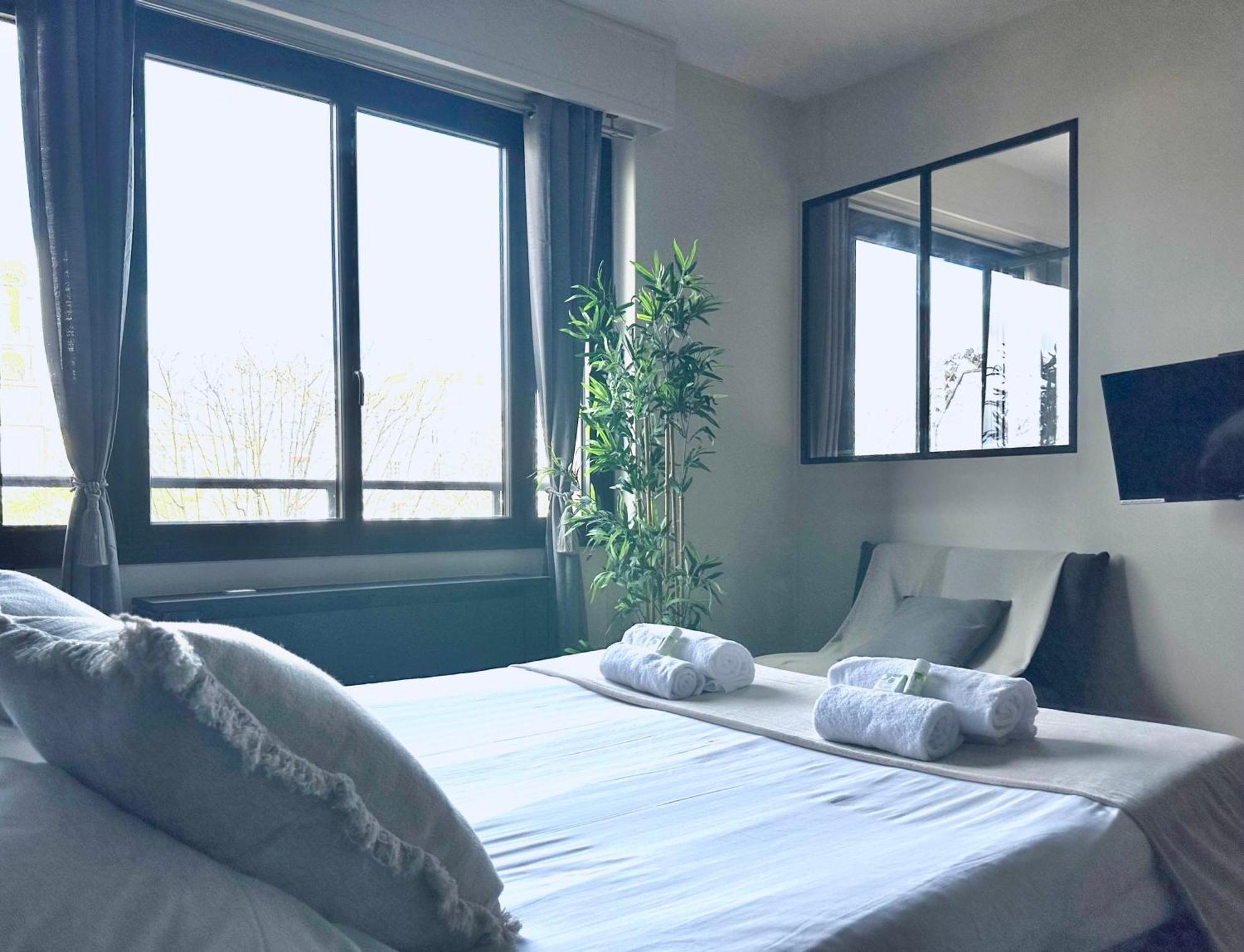 Stylish Apartment With A Balcony In Париж Экстерьер фото