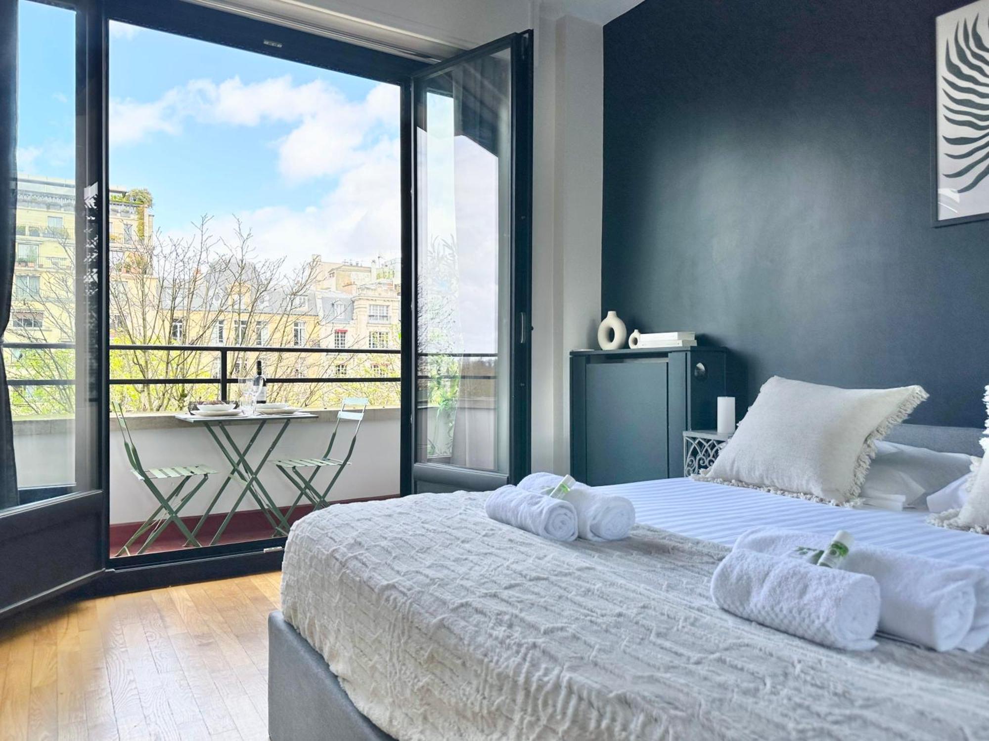 Stylish Apartment With A Balcony In Париж Экстерьер фото