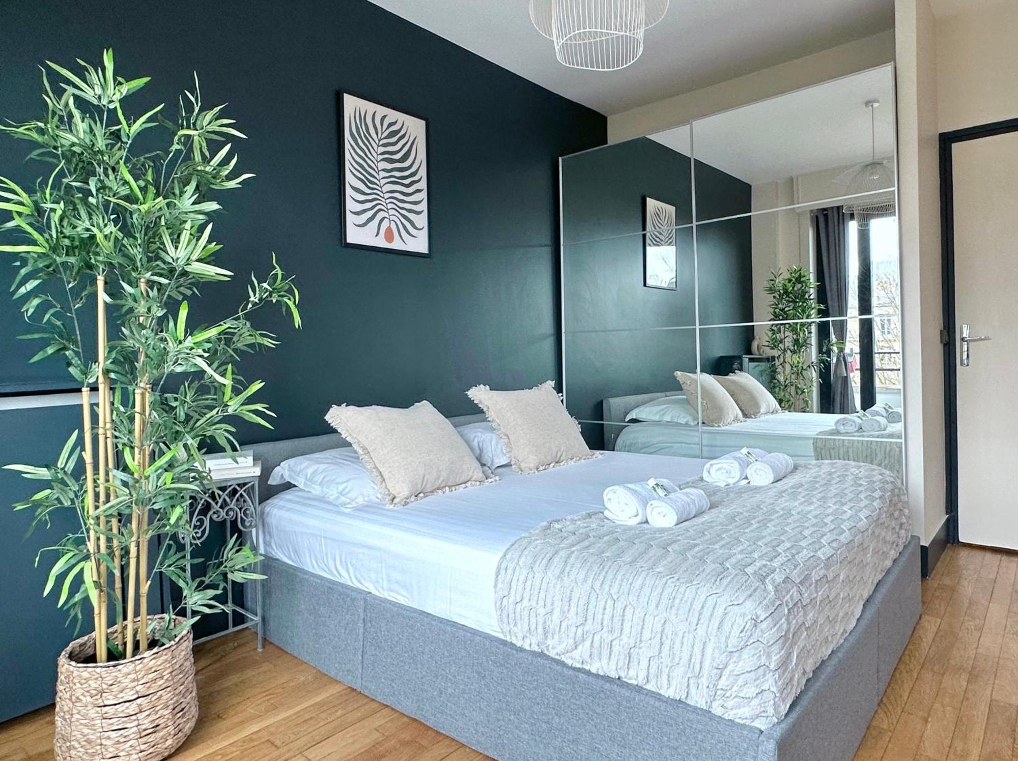 Stylish Apartment With A Balcony In Париж Экстерьер фото
